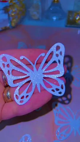 #mariposas #abejitas🐝 #materialpararosaseternas #ramodeliston #crafts #manualidades #cricut #cricutprojects 