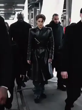 vibesnya kaya anak mafia yg kalo kemana mana diikutin bodyguard😭 #jeongin #i_n #fyp #foryou 