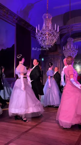 Réponse à @Marie & Perrine Magical moment 🤍 #paris #france #lovestory #ball #waltz #bal 