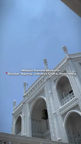 Siapa yang memiliki mimpi yang sama yaitu membangun masjid?🧐😁 Masya Allah.. Semoga tercapai mimpinya aaamiiin 🤲✨ •FYI Singkatan dari nama Masjid Ramlie Musofa : 1. (Ram) : Ramli 2. (Lie) : nama istrinya 3. (Musofa) : nama anaknya, yaitu Muhammad, Sofian, dan Fabian -Eksplorasi Masjid (Emas✨)- 📍Masjid Ramlie Musofa, Jakarta Utara, Indonesia. Komen masjid mana lagi yang akan kita eksplore selanjutnya guyss 🔥🔥🙌🙏 #masjidindonesia #masjid #ramadhan2024 #eksplorasimasjid #tajmahal #muslimindonesia 