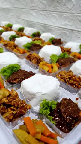 nasi rames daging lapis kering tempe kentang acar krupuk finna 😍👍👍👍👍 #nasirames #daginglapis #daginglapissurabaya #mamaviacatering #cateringsurabaya #surabayakuliner #kulinersurabaya #surabaya #nasikotak #nasikotaksurabaya #bratangsurabaya #bratangwetan #krupukfinna 