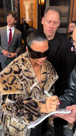 #kimkardashian take a picture with fans in #paris 