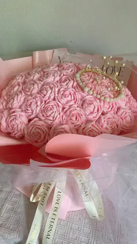 Handmade diy crepe paper rose flowers bouquet #handmade #handmadegifts #flowers #gift #paper #papercraft #crepes #rose #handmadecraft #diyproject #diyfashion #diycraft #homedecor #diystufftomake #pink #handcraft #TikTokCrafts #decoration #DIYCrafts #craft #flowerlovers 