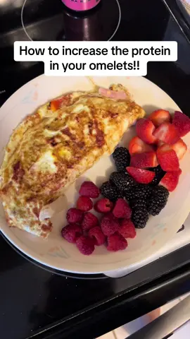 Pack your omelets with more protein by using this helpful tip!! #omelet#protein#eggs#eggwhite#berries#avocado#canadianbacon#yum#breakfast#highprotein#fy#fyp 