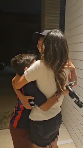 O abraço que acolhe, compreeende, ama e cuida. Wanessa já está em casa recebendo todo apoio de sua família. Obrigada pelas mensagens de vocês, que também são força para Wan  🌷