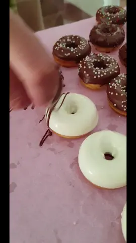Decorando Mini Donuts  . . . . . . . . . #perfeicao #chocolate #minidonitas #minicakedonuts #minidonuts #foryou #viral #likes #curtidas #decoração #confeiteira #doces #acucar #miniempreendedora 
