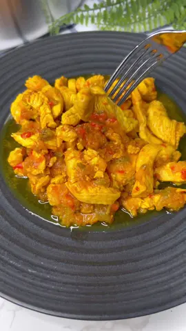 PECHUGA DE POLLO GUISADA Esta receta es una opción deliciosa y saludable para tus comidas y cenas. Además, puedes hacer más cantidad y congelar para tenerlas disponibles en cualquier ocasión. Como sabéis, esta semana próxima semana estaré fuera de casa y he dejado comida congelada para toda la semana. Esta es de las recetas estrella, ya que además de estar muy rica, es nutritiva. Dejo 2,5 kg en el congelador. Espero que os guste mucho ❤️. Ingredientes: - 1 kg de pechugas de pollo (enteras y sin hueso) - 1 cebolla - 2 pimientos - 2 dientes de ajo - 150 g de tomate frito - 1 pellizco de hebras de azafrán - 150 ml de vino blando - 2 hojas de laurel - Agua - Sal - Aceite de oliva Elaboración: Parte las pechugas de pollo en tiras. Pela y pica las verduras en cuadrados. Sofríe los ajos con la cebolla y los pimientos en una cazuela o sartén honda con un poco de aceite de oliva. Cuando el sofrito empiece a dorarse, añade el tomate frito. Continúa cocinando 2 minutos. Echa las pechugas de pollo sazonadas con sal y cocínalas con el sofrito hasta que están blanquitas. Presiona el azafrán con las yemas de los dedos para convertirlas en polvo y añádelas al guiso. Mezcla e incorpora el vino blanco, sal y las hojas de laurel. Deja hervir 2 minutos. Cubre la carne con agua y continúa la cocción 25 minutos. #polloguisado #guiso #casero #cocinandotradicion #cocinatradicional #recetascaseras #pollo #recetasconpollo #salsa 