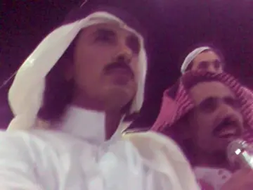 ‏كم مفرق كل ماجيته تعديته ‏لاشوف خطه ولا أقراء ويش لوحاته ‏. ‏ياكود مفرق رقبة العطف لاجيته ‏يفرض علي الألتفاته والتنهاته ‏. ‏في حشمة اللي مصافيني وصافيته ‏من خلقتي ماحد سوى بي سواته ‏. ‏مايسمح البال لين أقف على بيته ‏وأضرم له أضرامة الزيدي على قاته #جفران_المري #الكوري #سعد_بن_جدلان 
