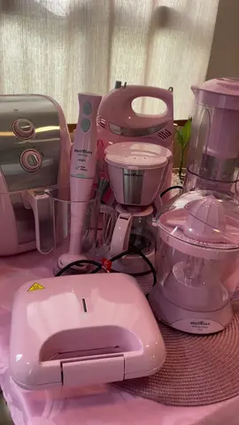 A coleção mais linda!! @Britânia Eletro Oficial #dicas_utilidades #dicasdecasa #pinklovers #fyp #cozinharosa #batedeirarosa #airfryerrosa #eletrorosa #casarosa 