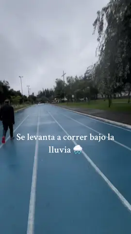 Running + 🌧️ + una buena playlist ⚡️🪩 #runtok #Running #correr #runner #Fitness #runnergirl 