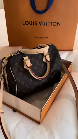 unbox my new LV speedy bandouliere 25. #louisvuitton #lvunboxing #unboxmynewbag #lv #speedyb25 #speedy #bag #foryou #fyp #designerbag #hot