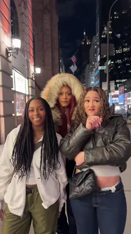 NEW YORK WE’RE HERE 🇺🇸 TOMORROW 7:00PM EST - FLO x Cuts & Slices Meet Up Location: Cuts & Slices - 93 Howard Ave Brooklyn, NY 11233 See u there 🍕💋