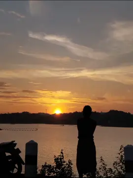 aku bisa saja menyakiti mu dengan cara kamu menyakiti ku tapi aku takut kamu tidak peduli dgn aku.