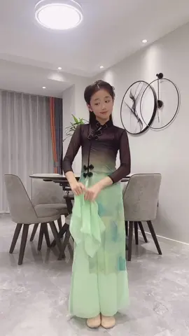 #小瑜儿 #中国小美女 #可爱的中国女孩 #Girls #dancing #typ 
