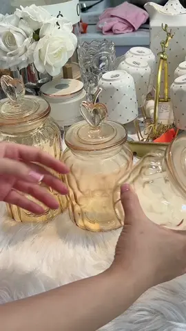 Bộ 3 bình thuỷ tinh này e Uyên có bán nha khách ơi, khách thích nhắn e nha, xinh lắm luôn ý! Màu trà xinh lắm nha ,rẻ lắm’nha khách iu ơi! 