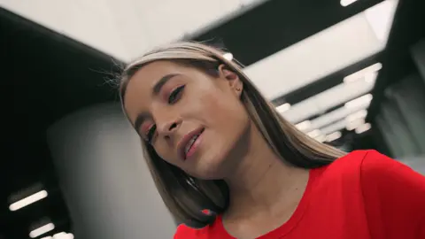 Lacon Classic T-Shirt Unisex the BLASTER organic T-shirt from Stanley/Stella comes in an airy oversized cut and impresses with its absolute casualness. The relaxed all-rounder also leaves a lasting impression thanks to its robust fabric density and organically grown cotton. Wide-cut unisex T-shirt with a wide stand-up collar Set-in sleeves with dropped cuffs in an oversized look With 1x1 ribbed knit on the narrow neckline and contrasting neck tape made from our own fabric Wide double topstitching at the sleeve ends and bottom hem Solid fabric density: 200 g/m² Material: 100% cotton (from organic farming) Brand: Stanley/Stella #Lacon #Mannheim #Frankfurt #München #Stuttgart #Men #Women #Fashion #Germany #Mode 