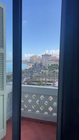 اسكندرية ٤ مارس  الساعه ٨ الصبح بدون موسيقى ولا اغنية تغطي على طبيعة الحياة فيها  جميلة اسكندريه بكل احوالها❤️❤️❤️ #اسكندريه #بحر #فندق_سيسيل #روح_الروح #حب #عشق #اسكندرية_وجمالها 