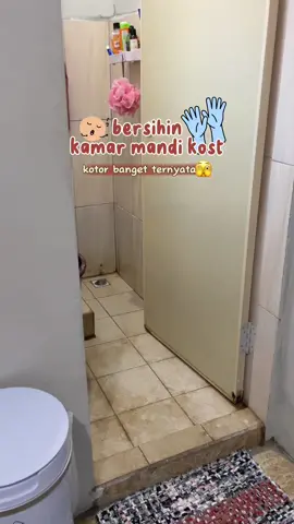 Replying to @tanti25 yaudah ini video bersih2 kamar mandinya😭🫣 #anakkost #dailyvlog #geniocleaner 