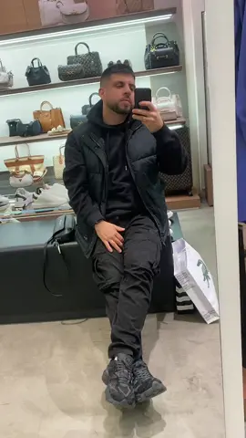 Black day 🖤                                   #monda #monday #tendencia #black #newbalance #newbalance9060  #newbalanceblack #ecuatoriano #ecutorianosporelmundo🇪🇨 #ouffits #outfitideas #outfit #man #bcntiktok #tendencia #modamasculina #moda #tiktok 