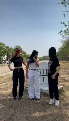 dancing with ကိုယ့်ပြဿနာနဲ့ကိုယ်🤧