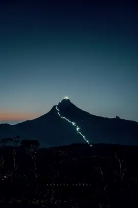 සිරිපා මලුවට මුල්ම හිරු එලිය වැටෙන හැටි පිටින් දැකලා තියනවද 🥺❤ #sripadaya #travelblogger #visitsrilanka