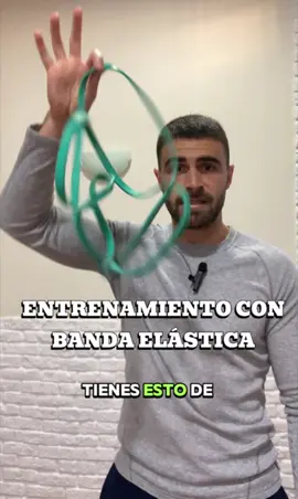 ENTRENAMIENTO CON BANDA ELÁSTICA 🫡💪🏼 Entrenamiento de cuerpo completo que se puede realizar en casa y no te llevará más de 30 minutos. Completa 5 vueltas al circuito realizando 30 segundos de trabajo / 30 segundos de descanso de:  - Peso muerto - Remo - Sentadillas - Press vertical  - Flexiones A darle caña 🫡 #fullbodyworkout #fullbody #entrenamientoencasa #entrenamiento #bandaelastica #entrenamientocongomas #entrenamientopersonal #gym #gimnasio #Fitness #fitnesslife #parati 