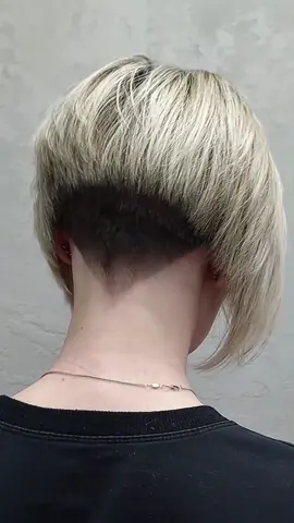 Aline bob inspiration 🔥 #alinebob #kratkovlasky #mikado #bobhair #bobhaircit #shavednape #buzzednape 