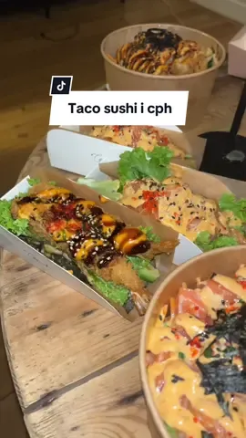Besøg mit yndlings sushi sted @co poke// #reklame #takeaway #datenight #copenhagenfoodguide #foodplaces #københavn #copenhagenfood #fypage #viral #CapCut #sushi #vesterbrogade #foryou #dansktiktok #madanbefaling #sushiresturant #anbefaling #danmark #aftensmad #spisude #dumplings #pokebowl #tacosushi #kærestedate 