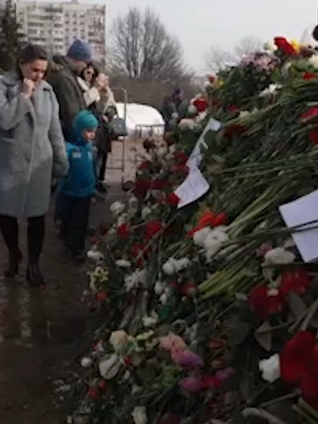 Crowds pay tribute to Alexei Navalny at Moscow cemetery. #navalny #moscow #russia #alexeinavalny #putin