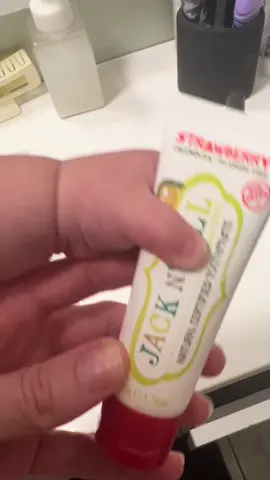 Make the switch! #jnjkids #jacknjillkids #jacknjill #maketheswitch #toxinfree #toxinfreeliving #lowtoxliving #toothpaste #momlife #sahm #morningroutine #kale #kalepartner @Jack N’ Jill @jackandjillkids 