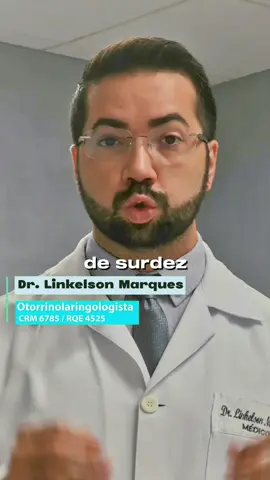 🚨👂🏻🔇 FIQUEI SURDO DE REPENTE!! ⠀⠀⠀⠀⠀ Tomar Cuidado com essa surdez, que chamamos na otorrinolaringologia de SURDEZ SÚBITA 🧏‍♂️🙉 ⠀⠀⠀⠀⠀ São os pacientes que nos 3 PRIMEIROS ou MAIS pode ter essa perda de audição!! ⠀⠀⠀⠀⠀ Em Livro, significa uma perda de audição em até 72 horas sem causa aparente constatada com perda auditiva neurossensorial em 3 frequências contínuas. ⠀⠀⠀⠀⠀ É MAIS COMUM a surdez ser APENAS EM UM OUVID (UNILATERAL), mas também pode acontecer nos 2 OUVIDOS (BILATERAL). ⠀⠀⠀⠀⠀ 🏃‍♂️Temos que fazer a avaliação IMEDIATA para avaliar os fatores de risco e investigar a possível causa. ⠀⠀⠀⠀⠀ 🦠Por exemplo, INFECÇÕES VIRAIS(tipo herpes); o próprio corpo “atacando” ou ouvido, isto é AUTOIMUNE; TUMORES no ouvido; ACIDENTES; dentre outras causas. ⠀⠀⠀⠀⠀ O paciente relata os sintomas tipo ZUMBIDO no OUVIDO; ABAFAMENTO; até relatar que NÃO ESTÁ ESCUTANDO!! ⠀⠀⠀⠀⠀ ⚠️⚠️CUIDADO >> MUITAS PESSOAS acreditam que seja apenas CERUME(CERA) no ouvido e fica “deixando para lá”; OUTROS correlacionam com o TRABALHO ou EXPOSIÇÃO A BARULHO ALTO…. E ficam deixando para resolver depois!! 😱 ⠀⠀⠀⠀⠀ 👦👩👵Em geral, ocorre em torno dos 45 anos de idade, com pico de idade ao redor de 60 anos, mas não confie. Pode ocorrer em QUALQUER IDADE. ⠀⠀⠀⠀⠀ 🏥O paciente deve fazer a INVESTIGAÇÃO de forma mais rápida possível.  ⠀⠀⠀⠀⠀ 💊💉Já o TRATAMENTO deve se iniciar de FORMA IMEDIATA, as vezes, até sem esperar chegar o resultado dos exames. Porque aqui o tempo “vale ouro” para tratar de forma mais PRECOCE possível!! ⠀⠀⠀⠀⠀ 💊💊O tratamento inicial para SURDEZ SÚBITA deve ser feita com antiinflamatórios do tipo CORTICÓIDE. Claro que de forma individualizada para alguns pacientes, devido a comorbidades e interações medicamentosas. ⠀⠀⠀⠀⠀ 💉💉Onde caso não tenha sucesso, uma alternativa é a realização de CORTICÓIDE INTRATIMPÂNICO(dentro do ouvido, após a membrana timpânica)!! ⠀⠀⠀⠀⠀ Para RESGATAR o mais rápido possível a AUDIÇÃO é EVITAR SEQUELAS!! ⠀⠀⠀⠀⠀ Então deve fazer uma avaliação otorrinolaringológica para descartar ou mesmo já tratar a surdez súbita!! ⠀⠀⠀⠀⠀ Dr. Linkelson Marques Caminha Batista Otorrinolaringologista CRM PI 6785 / RQE 4525 ⠀⠀⠀⠀⠀ #drlinkelsonmarques #otorrino #otorrinolaringologia #ouvido #surdez