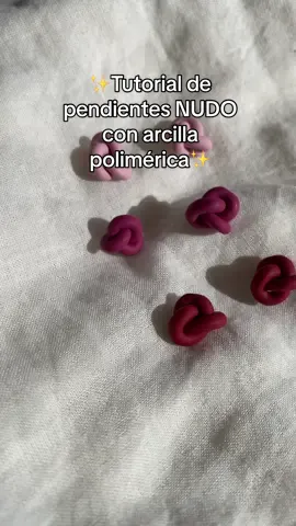 Hoy te enseño a hacer, unos pendientes NUDO con arcilla polimérica✨ Qué os parecen?😊 Cualquier duda, dejádmela en comentarios😉 #arcillapolimerica #tutorial #polymerclay #longervideos #pendientes #polymerclaytutorial #SmallBusiness #artistsoftiktok #clayart 