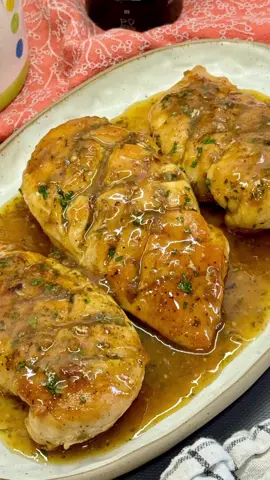 PECHUGAS JUGOSAS EN SALSA!!😋🍗 • Si quieres preparar un plato sencillo y muy económico apúntate estas riquísimas pechugas de pollo en salsa. Ojo que no es una receta de pechugas cualquiera, porque le vamos a dar un toque especial, muy rico y diferente de las clásicas recetas, las vamos a cocinar enteras con una salsita y así nos van a quedar mucho más jugosas y tiernas. Acompañadas con una salsa espesita de limón, ajito y miel que le da un saborazo espectacular al bocado. Este plato lo preparas en un abrir y cerrar de ojos, y además vas a triunfar con tus invitados y familia… ya me lo dirás!😜 • INGREDIENTES: 3 pechugas de pollo🍗 3 dientes de ajo🧄 1 cs. mantequilla🧈 Zumo de 1 limón🍋 30 grs. miel🍯 1 cs. maicena🍚 100 ml. agua🥣 Perejil fresco🌿 Sal y pimienta negra🧂 • Haz unos cortes transversales a una de las caras de la pechuga, salpimenta al gusto y lleva a una sartén a sellar, cuando estén doraditas por ambas caras, retira y reserva. En esa misma sartén, añade una nuez de mantequilla, cuando se derrita, agrega los ajos bien picaditos y deja que se cocinen unos instantes (no tienen que dorarse), entonces añade el zumo de un limón recién exprimido, un poquito de miel (al gusto) y el agua.⏱️ • Mezcla bien la salsa antes de incorporar las pechugas selladas con el juguito que hayan soltado, un poquito de maicena diluida con agua para espesar y el perejil fresco. Cocina un par de minutos más (no demasiado para que no se queden secas) y sirve recién hecho, con bien de salsita espesa por encima… te vas a chupar los dedos!🙊 • Si buscas un plato para triunfar con unas simples pechugas, tienes que probar a hacer esta receta… te van a encantar, ya verás. Mil gracias por tu apoyo. Te deseo un día genial!🥰 • #polloallimón #polloconlimon #pechugaconlimon #pechugaensalsa #pechugadepollo #salsadelimon #polloensalsa 