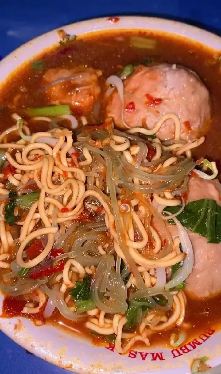 siapa yang disini fotoin dlu makanan sebelum di santap😁#makananpedas#bakso 