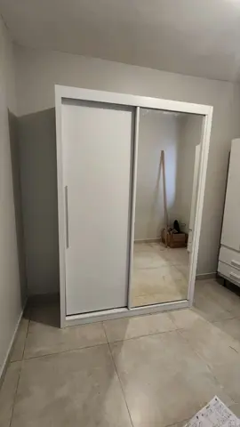 Montagem guarda roupa de solteiro com porta de correr da #geliusmoveis ✅Porta espelho ✅Corrediças telescópicas  Peça já seu orçamento 
