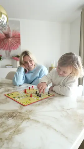 Kein Geschenk ist wertvoller als Zeit. Später sollen Kinder sich an gemeinsame Erlebnisse erinnern und nicht an die größten geschenke. Ist das kind dir deine zeit nicht wert, braucht es auch nicht deine grossen Geschenke. 🙏🏼 #aliciasmumlife #mamaleben #foryou #fürdich #fy #fyp #viral 