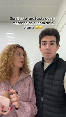 Sonriendo raro hasta que mi madre se da cuenta de la broma 🤣😬 #humor #broma #prank #funny #tendencia #mother 