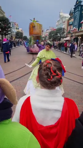 💚 . #tiana #disneymagic #disneyprincess #princessedisney #teamprincess #disneyshow #paradedisney #disneyparade #magicmoment #disneylandparis #castcompliment 