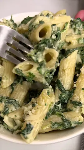Have 30 minutes?⏰ This creamy spinach pasta recipe is quick and easy, perfect for when you’re short on time. Click the link in my bio for the recipe! #spinach #easy #EasyRecipe #pasta #onepotmeals #cheese #dinner #asmr 