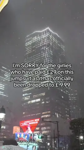 Guys i mean buy it asap 😭 #foryoupage #foryou #tiktoksale #dailydiscount #flashdeal #womensjumpsuit #gymsuit #tummycontroller #womenfitness #gymoutfitgirls #gymgirls #bargain #fashionista #foryou #trending #blowthisup 