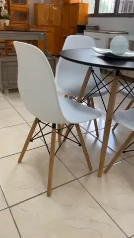 Transforme sua sala, varanda ou cozinha com esse conjunto de mesa e cadeiras eiffel retrô . 😍 Deixe seu ambiente mais bonito e elegante. ☺ ✅Venha conferir!  R$1349,90 💳Parcelamos em até 6x sem juros  👉Temos convênio com o Simur  📍Pinheiro Machado 1424 #eiffel #sala #cozinha #mesapatapalito #mesa  #avozzani #decor #suacasamereceomelhor #cibelemoveis #liderempreçobaixo