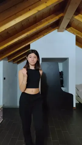 adoro vestirmi di nero 🖤