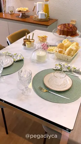Ideias e dicas de como transformar uma mesa posta simples em uma mesa maravilhosa. Dar atenção a cada detalhe, escolher bem os itens e a composição na mesa, é o que faz a diferença! Me conta aqui o que achou das minhas escolhas pra essa mesa posta. Já salva pra fazer também!  O que gostaria de ver mais sobre esse tema?  #mesaposta #organizacao #rotinaalimentar #mesapostacafedamanha #cafédatarde #cafecomdeuspai #produtosshopee #comprinhasshopee #dicasdolar #meseirainiciante 