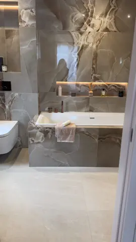 Do you love this bathroom? Share your thoughts in the comments below 💬🤩 #interiordecor #fyp #interiordesign #tiktok #foryou #bathroomdesign #bathroom #bathroommakeover 