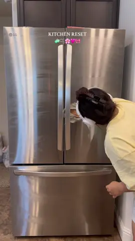Kitchen Reset 🧼🫧🩷🌸🎀 #MomsofTikTok #momtok #momlife #cleanwithme #cleaningtiktok #CleanTok #cleaningmotivation #reset #resetday #kitchenreset #ASMR #ASMRcleaning #latina #latinalife #senora #senoralife 
