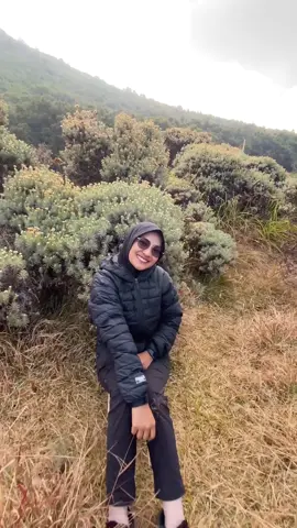 mumpung masih muda, jangan lupa berkelana😝 #gunungpapandayan #exploregarut #explorejawabarat #wisatagarut #wisatajabar #garut #garutupdate #pendakiindonesia #pendakigunung #pendakicantik #pendakipemula #papandayanmountain #papandayan  #wounderfullindonesia 