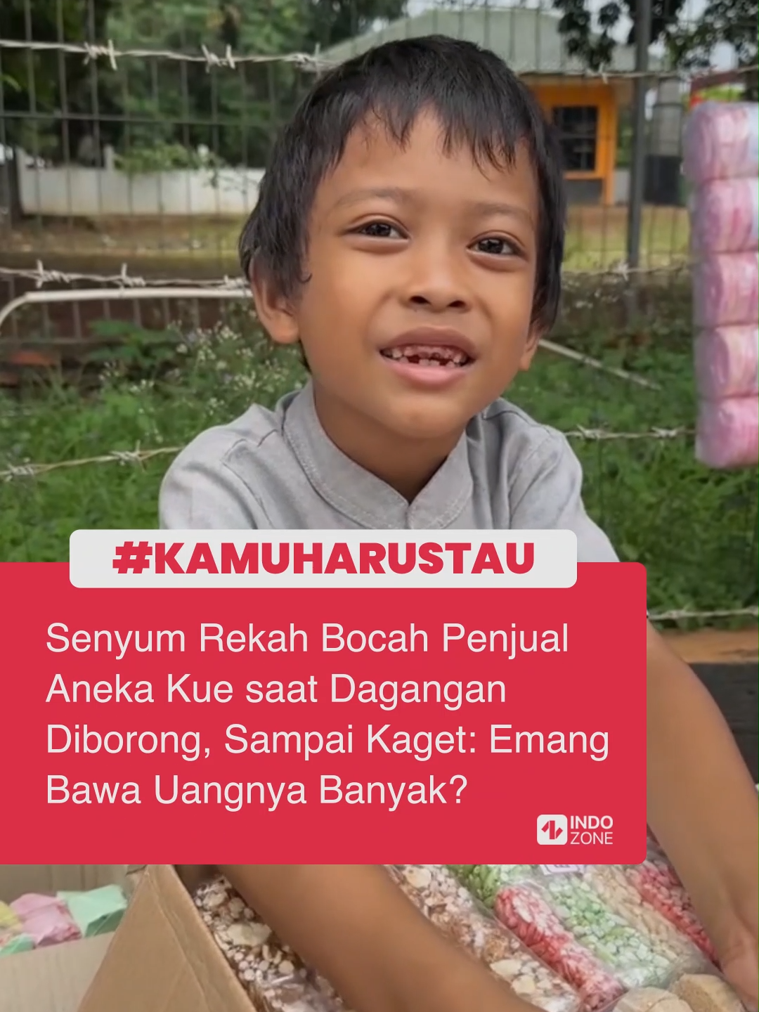 Potret seorang bocah penjual aneka kue yang dibagikan oleh akun TikTok donnyrapu langsung menyita perhatian warganet. Pasalnya, bocah yang berjualan di pinggir jalan ditemani sang kakek, begitu bahagia ketika dagangannya diborong. 