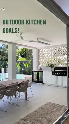 Say hello to the outdoor kitchen we all need in our Alfresco 😍 Styling by @studioluxinteriors 👏🏼 #glimpseoz #homeimprovement #Home #house #homeinspo #adelaidehomes #outdoorkitchen #alfrescoliving #alfrescokitchen #homedesign 