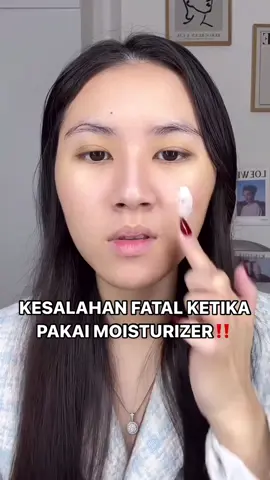 Jangan Pake Moisturizer Kayak Gini Lagi❌ Siapa yang masih suka pake moisturizer kayak gini hayo? Cepetan stop. Sejak aku pake bando setiap skincarean, jadi jauh lebih nyaman loh. Lebih bersih juga muka kita jadinya👍 Btw moist everpure yang baru bagus loh. Calmingnya berasa dan berasa occlusives juga. Lembabnya enak banget nampol. Dia gel tapi lumayan thick gelnya, sedikit kayak balm. Jadi lembabnya lumayan tahan lama. Sangat worth to try. Harganya cuman 50 ribuan✨