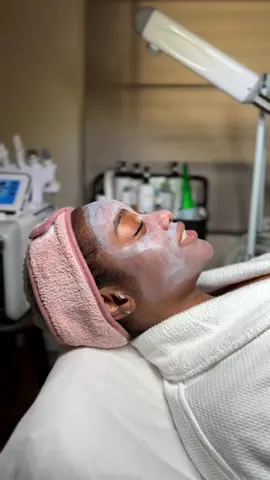 The secret to glowing skin? Be like Beauty and try the Neubelle glow and go 🤭 The results are simply amazing 🤎 #Neubellemedspa  #skincare #Spainvi #SpaDay #Wellnesscentreinvi #medspainlagos #beautytukuraa #Thebestlasertreatment #Laserreviews #facialsinlagos #beautytukura #Beauty #thebestfacial #wheretogetfacials